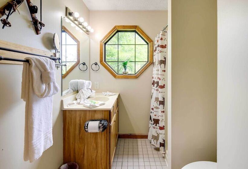 Sevierville Cabin W/ Hot Tub, Views & Pool Access!