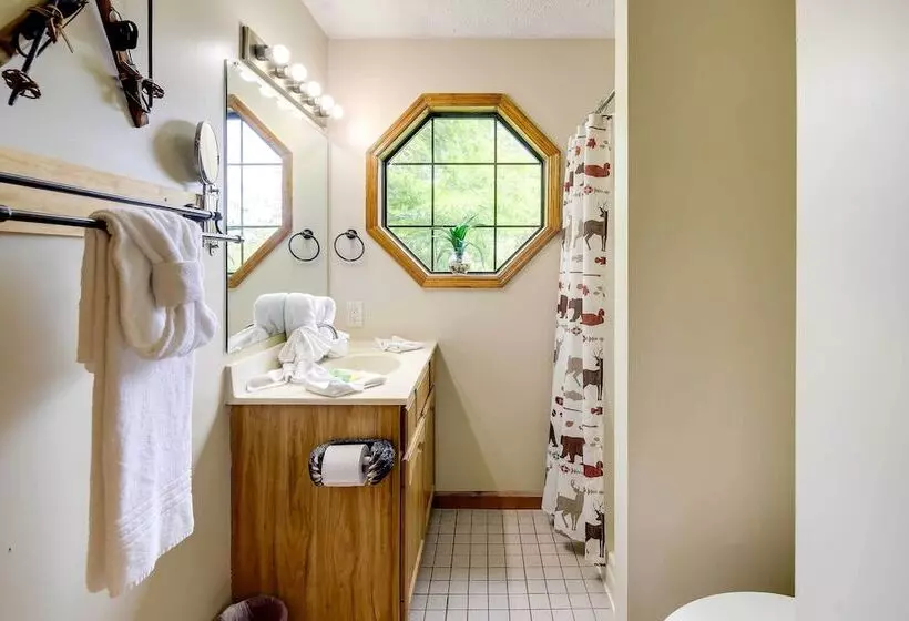 Sevierville Cabin W/ Hot Tub, Views & Pool Access!