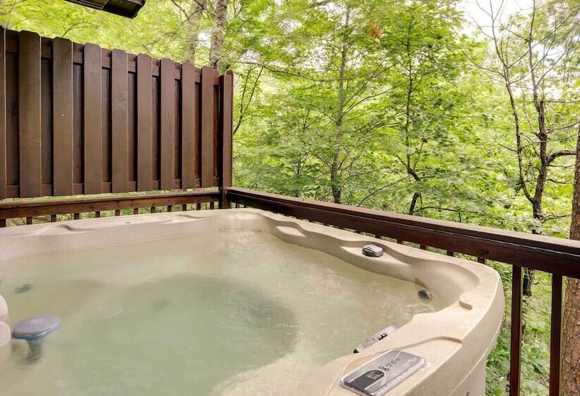 Sevierville Cabin W/ Hot Tub, Views & Pool Access!