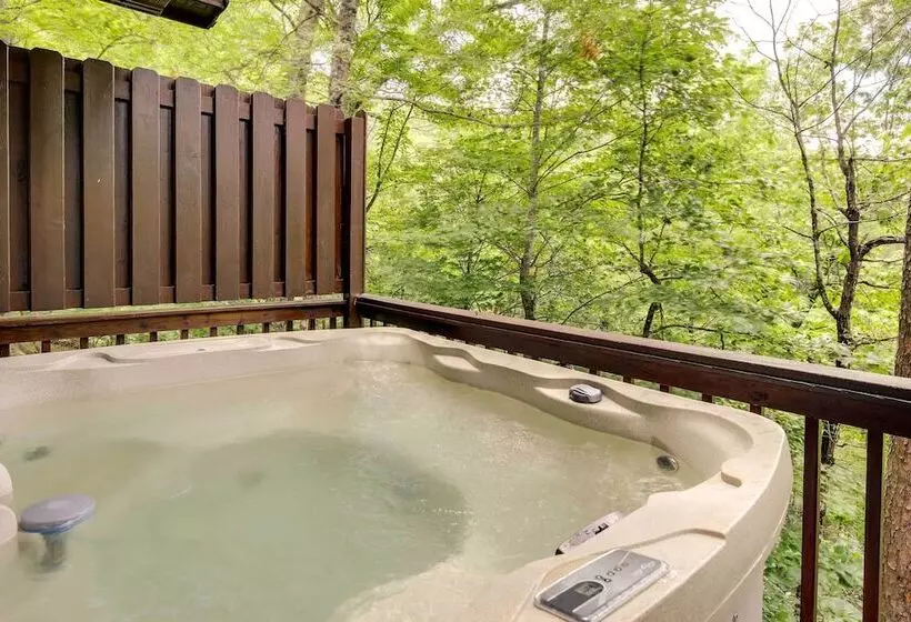 Sevierville Cabin W/ Hot Tub, Views & Pool Access!
