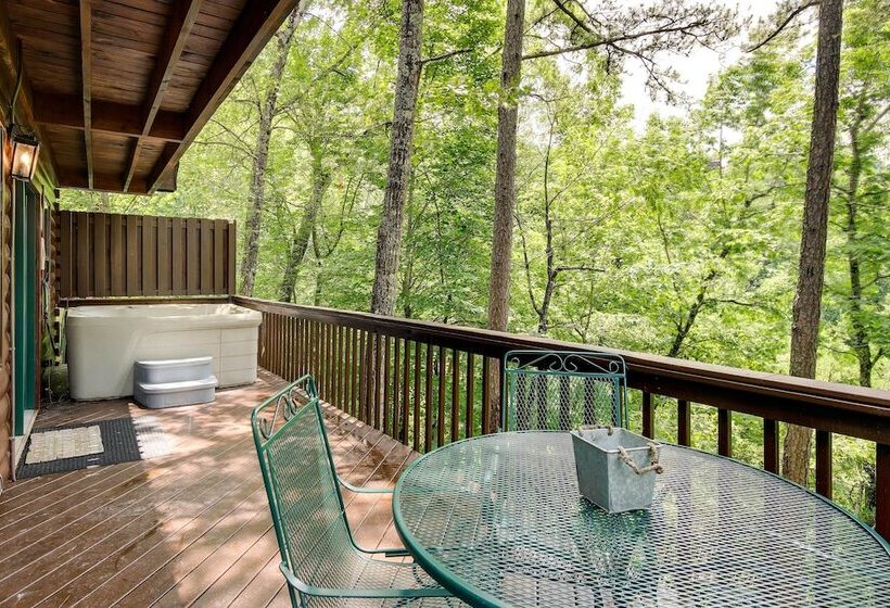 Sevierville Cabin W/ Hot Tub, Views & Pool Access!