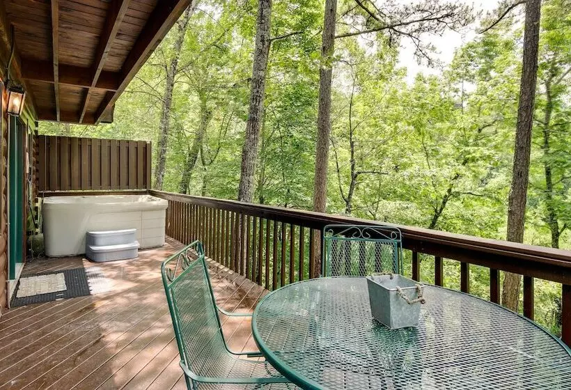 Sevierville Cabin W/ Hot Tub, Views & Pool Access!