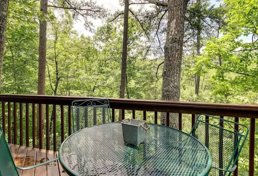 Sevierville Cabin W/ Hot Tub, Views & Pool Access!