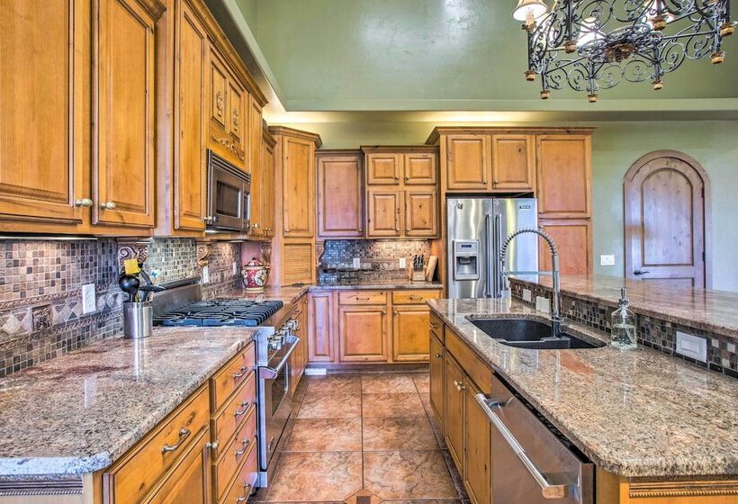 Spacious Grand Junction Home W/ Mountain View