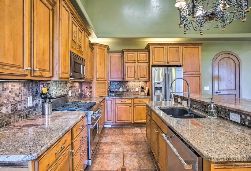 Spacious Grand Junction Home W/ Mountain View