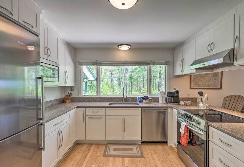 Stunning Fletcher Home: Hot Tub + Fire Pit!