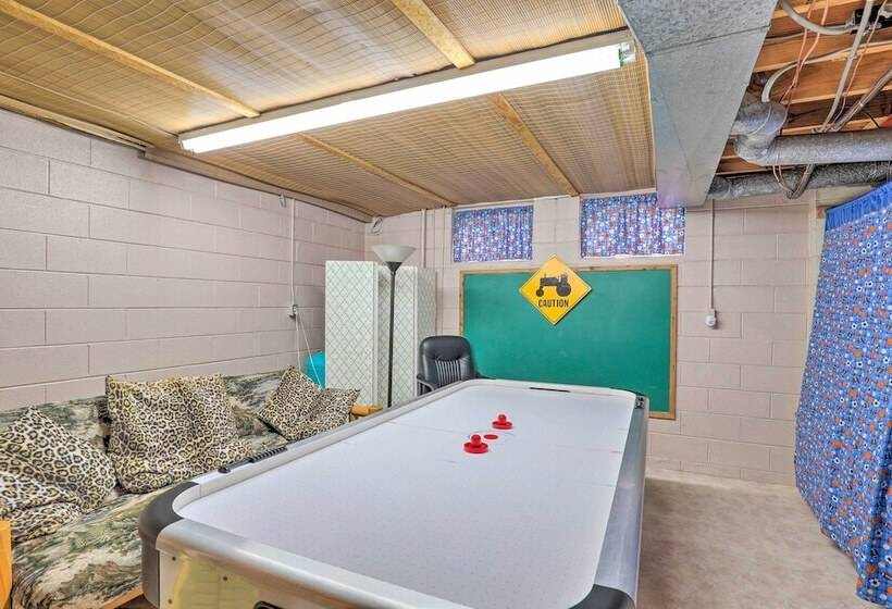 Stunning Fletcher Home: Hot Tub + Fire Pit!