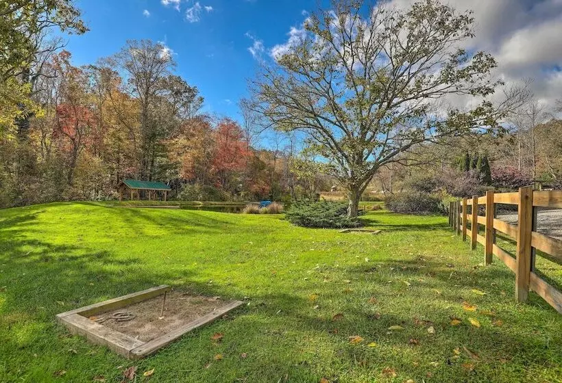 Stunning Fletcher Home: Hot Tub + Fire Pit!