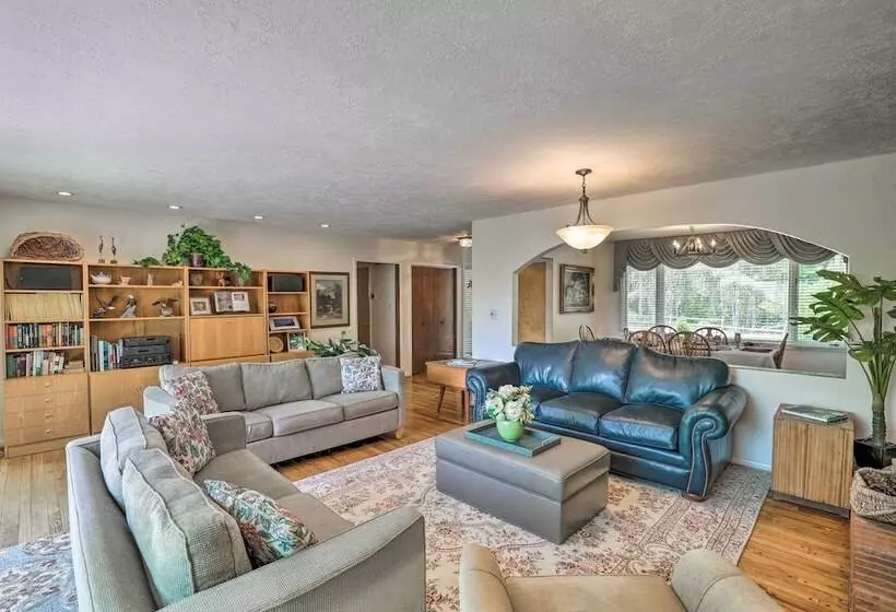 Stunning Fletcher Home: Hot Tub + Fire Pit!