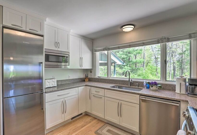 Stunning Fletcher Home: Hot Tub + Fire Pit!