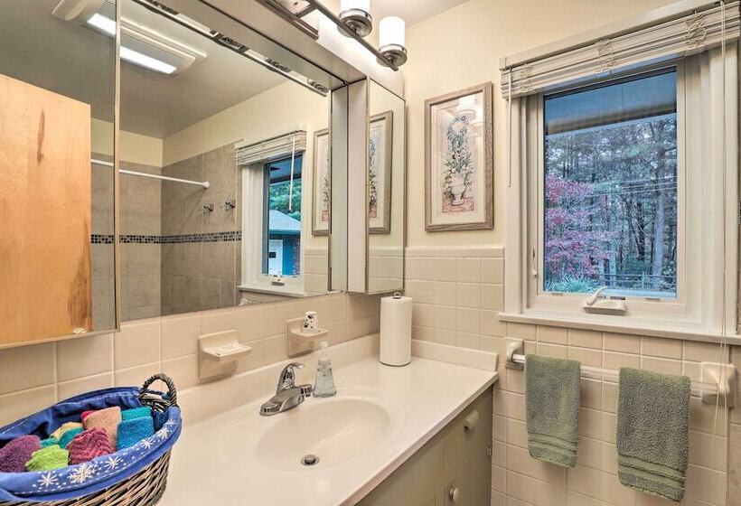 Stunning Fletcher Home: Hot Tub + Fire Pit!