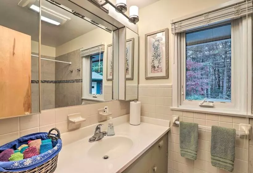 Stunning Fletcher Home: Hot Tub + Fire Pit!