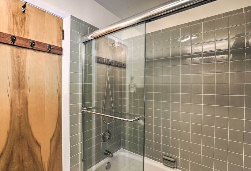 Stunning Fletcher Home: Hot Tub + Fire Pit!