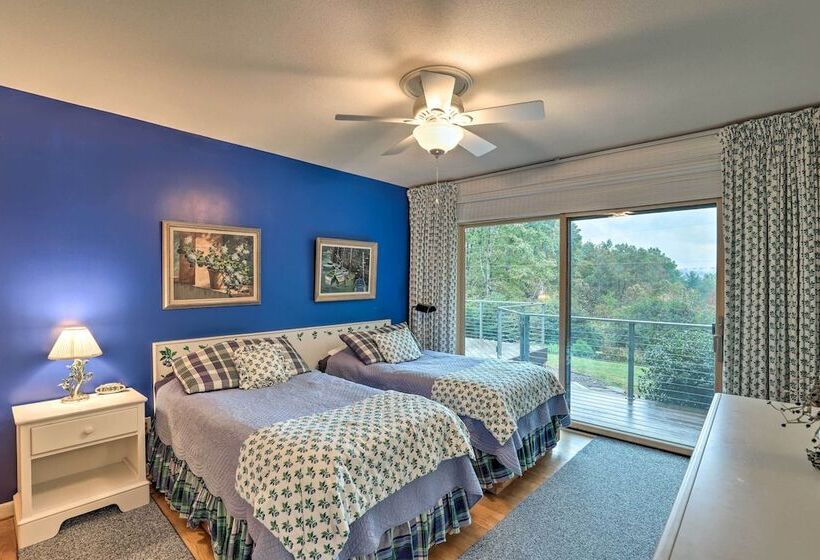 Stunning Fletcher Home: Hot Tub + Fire Pit!