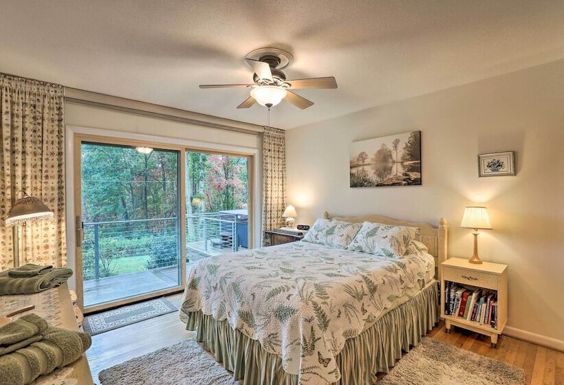 Stunning Fletcher Home: Hot Tub + Fire Pit!