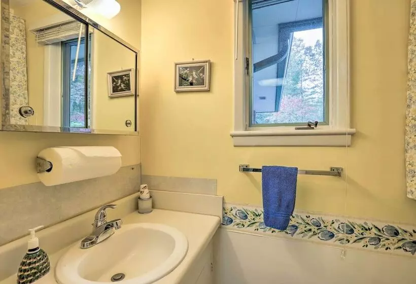 Stunning Fletcher Home: Hot Tub + Fire Pit!