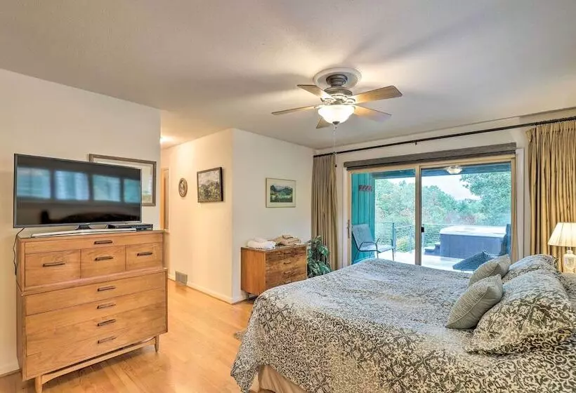 Stunning Fletcher Home: Hot Tub + Fire Pit!