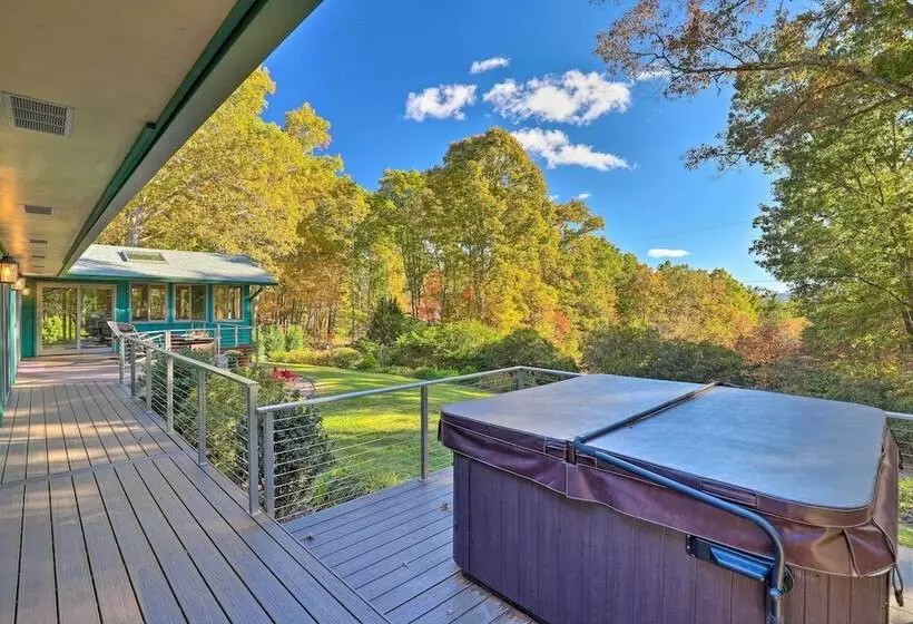 Stunning Fletcher Home: Hot Tub + Fire Pit!