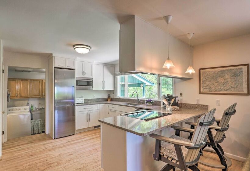 Stunning Fletcher Home: Hot Tub + Fire Pit!