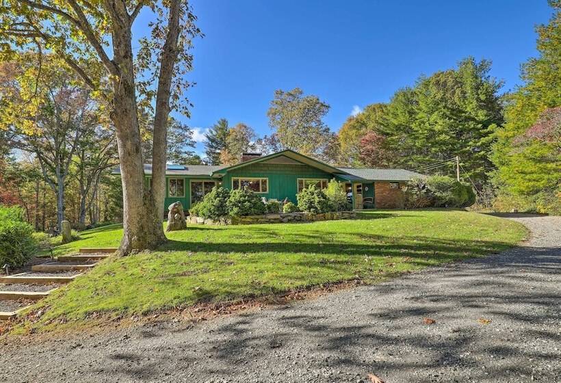 Stunning Fletcher Home: Hot Tub + Fire Pit!