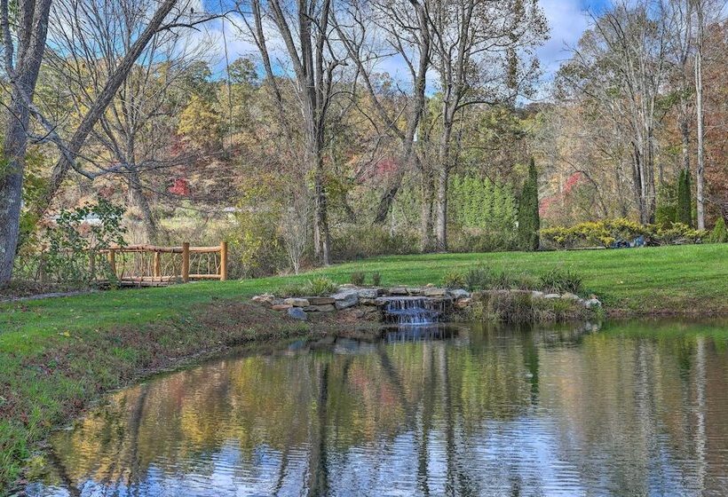 Stunning Fletcher Home: Hot Tub + Fire Pit!