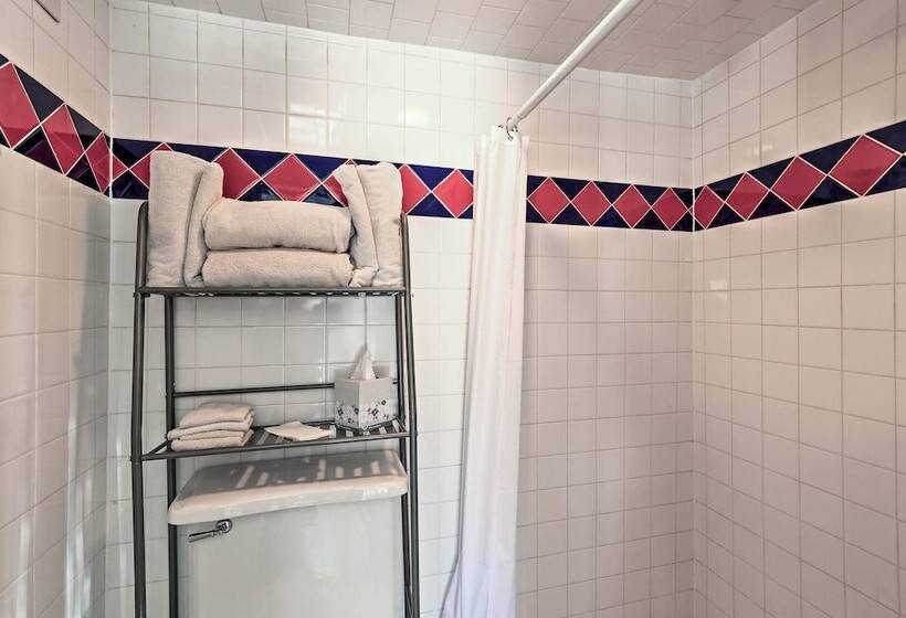 Historic Fort Worth Cottage W/ Shared Pool!