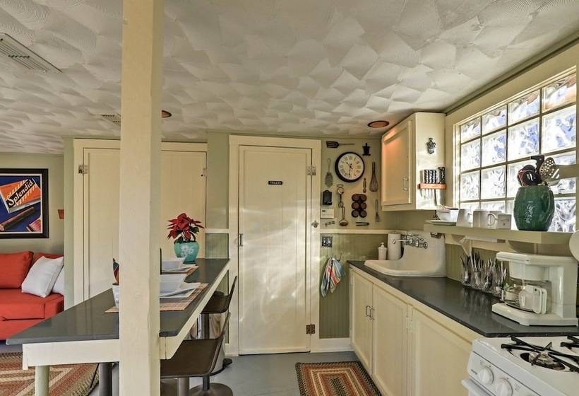 Historic Fort Worth Cottage W/ Shared Pool!