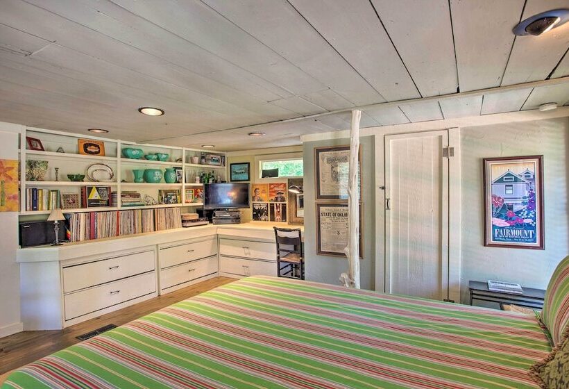 Historic Fort Worth Cottage W/ Shared Pool!