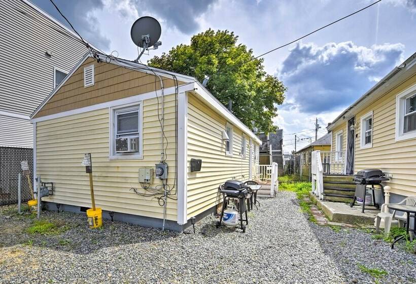 The Starfish  Hampton Cottage: Walk To Beach!