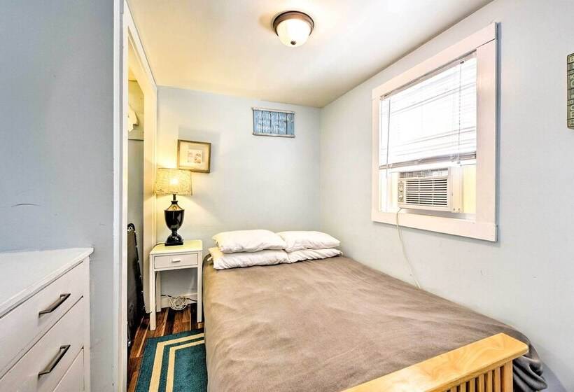 The Starfish  Hampton Cottage: Walk To Beach!