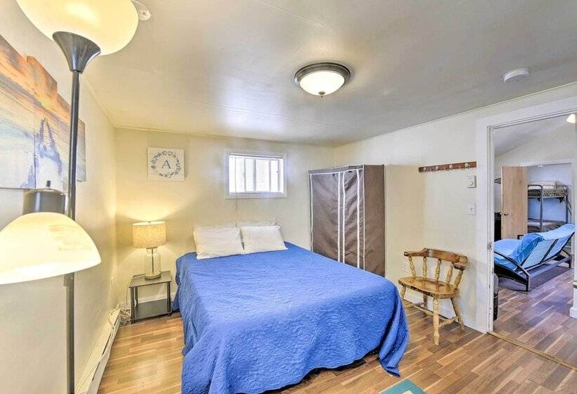 The Starfish  Hampton Cottage: Walk To Beach!