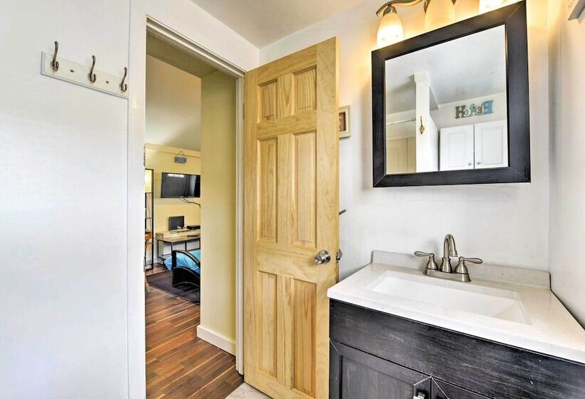 The Starfish  Hampton Cottage: Walk To Beach!