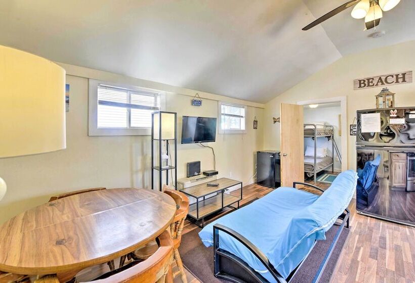 The Starfish  Hampton Cottage: Walk To Beach!