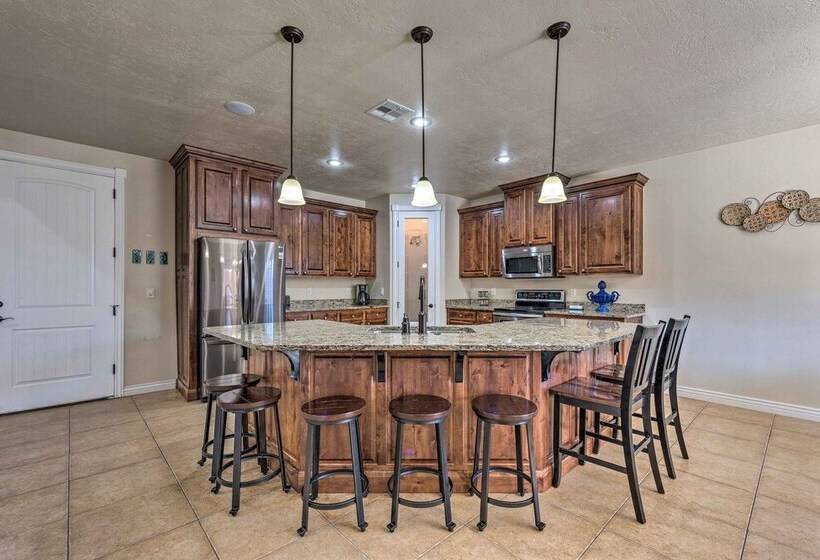 Utah Retreat W/ Heated Pool, Grill & Fire Pit!