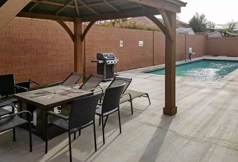 Utah Retreat W/ Heated Pool, Grill & Fire Pit!