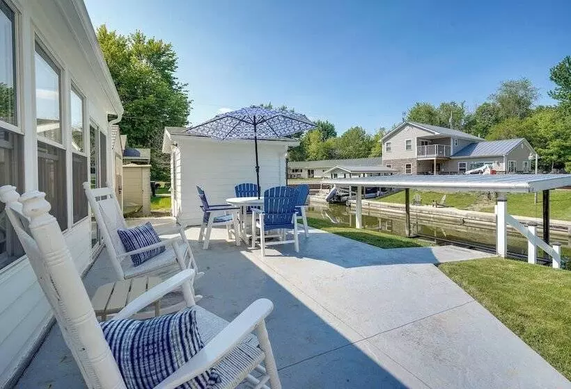 Waterfront Lakeview Cottage W/ Dock & Lift!