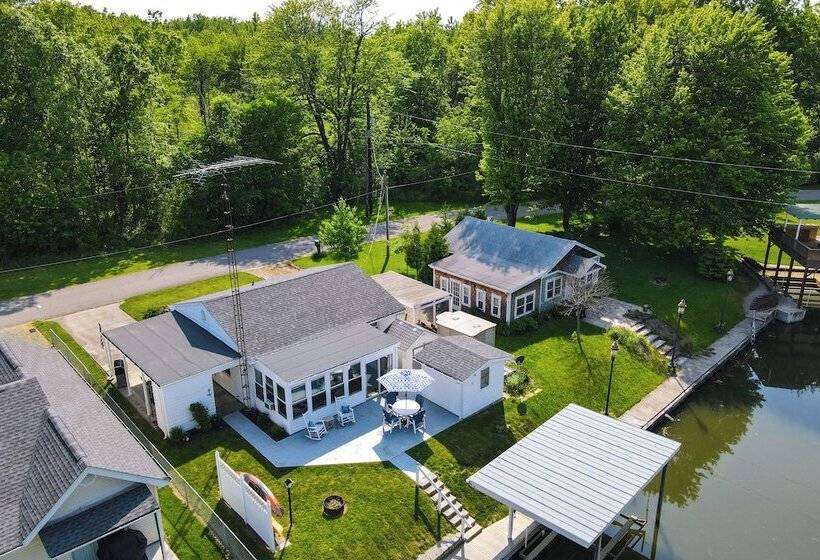 Waterfront Lakeview Cottage W/ Dock & Lift!