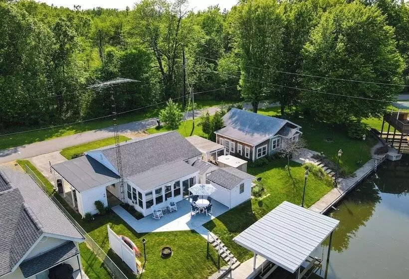Waterfront Lakeview Cottage W/ Dock & Lift!