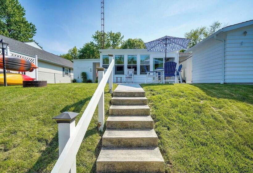 Waterfront Lakeview Cottage W/ Dock & Lift!