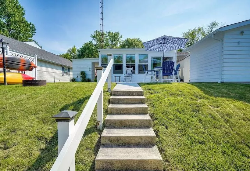 Waterfront Lakeview Cottage W/ Dock & Lift!