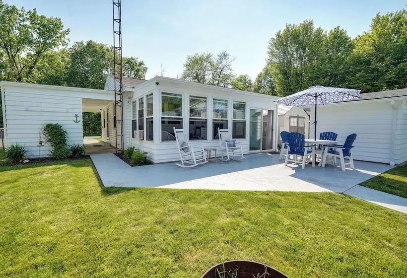 Waterfront Lakeview Cottage W/ Dock & Lift!