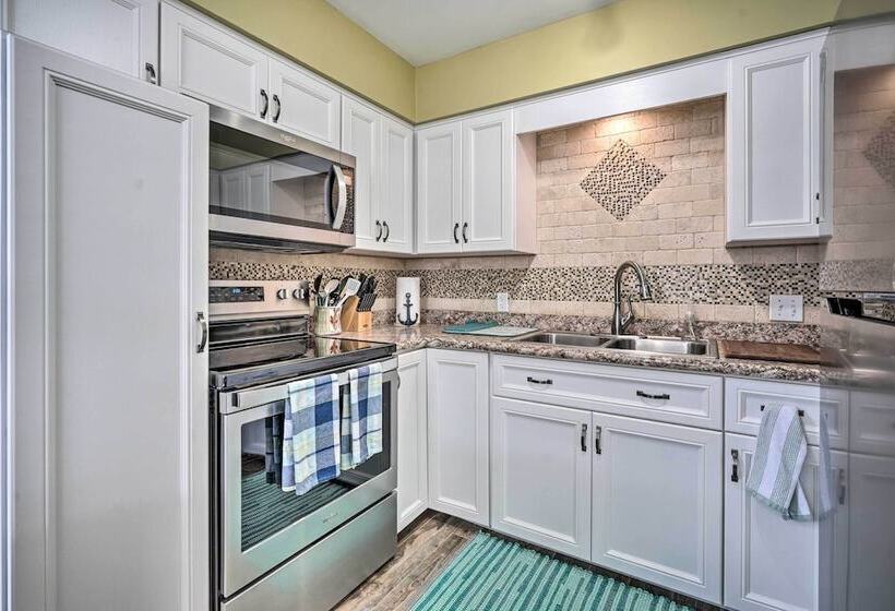 Waterfront Lakeview Cottage W/ Dock & Lift!