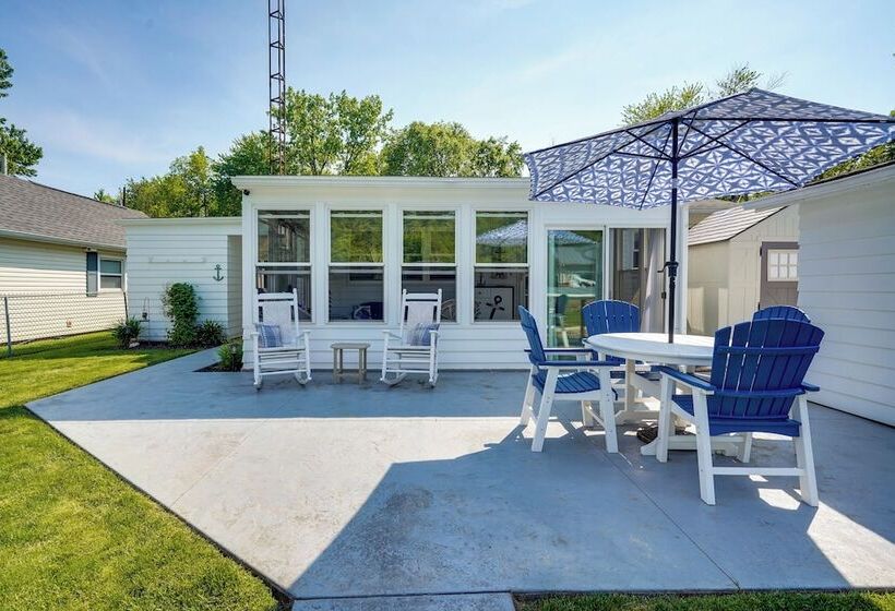 Waterfront Lakeview Cottage W/ Dock & Lift!