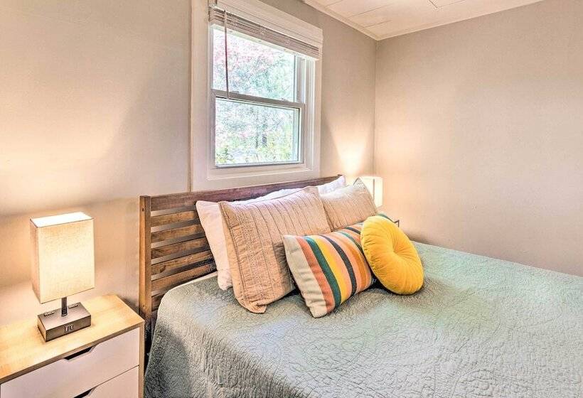 Amenity Packed Nebo Oasis W/ Deck & Mtn Views