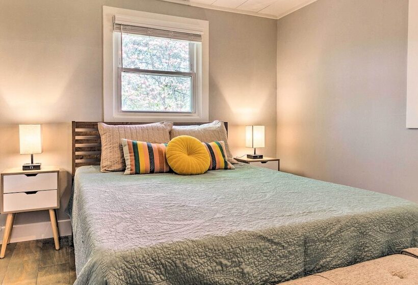 Amenity Packed Nebo Oasis W/ Deck & Mtn Views