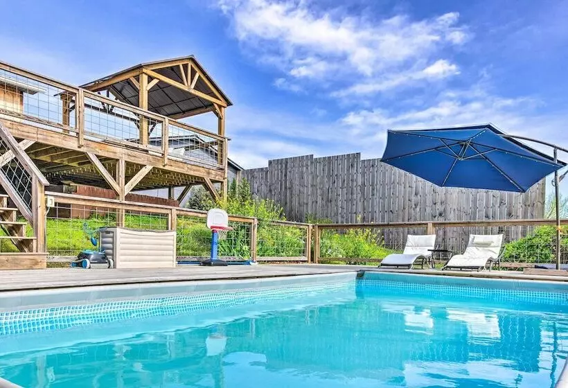 Amenity Packed Nebo Oasis W/ Deck & Mtn Views