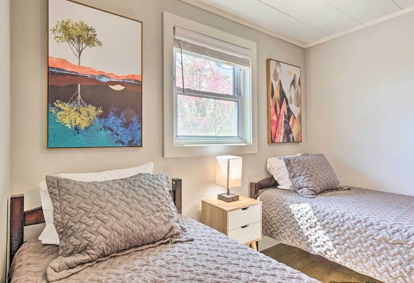 Amenity Packed Nebo Oasis W/ Deck & Mtn Views