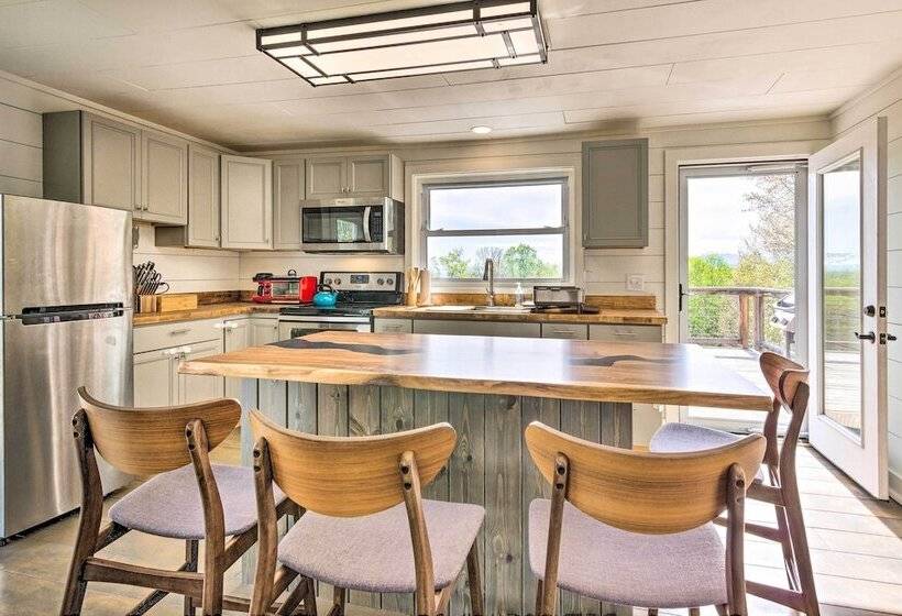 Amenity Packed Nebo Oasis W/ Deck & Mtn Views