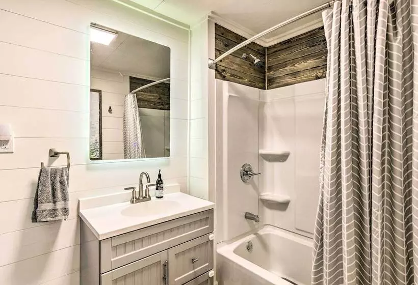 Amenity Packed Nebo Oasis W/ Deck & Mtn Views