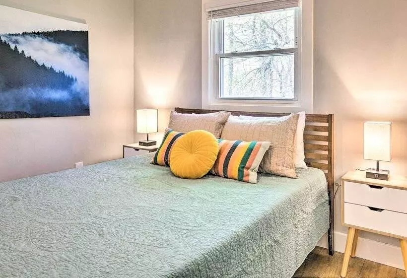 Amenity Packed Nebo Oasis W/ Deck & Mtn Views